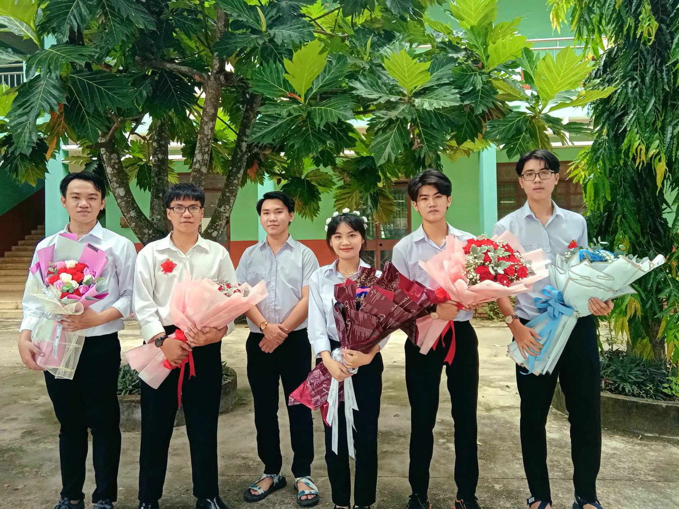 Lê Tiến Sỹ (thứ 3 từ trái sang) phải vất vả mưu sinh từ khi còn nhỏ để tự lo học phí. (Ảnh: NVCC)