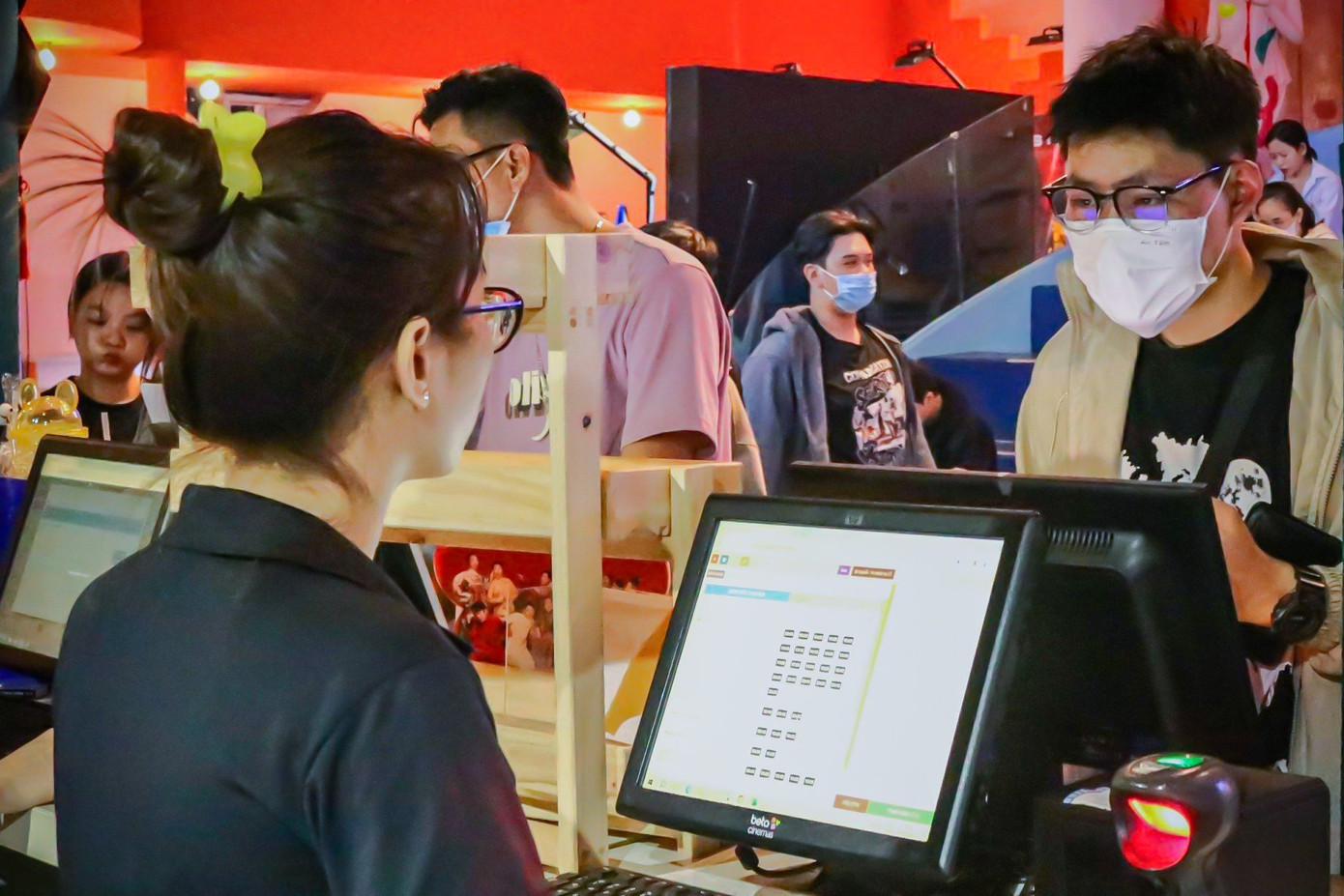 Càng về tối, khu vực các quầy bán vé tại cụm rạp Beta Cinemas Quang Trung càng có rất nhiều bạn trẻ đứng xếp hàng chờ đến lượt mua vé. Để tiện đáp ứng nhu cầu của khách hàng, các nhân viên tại cụm rạp này đều phải hoạt động hết công suất.