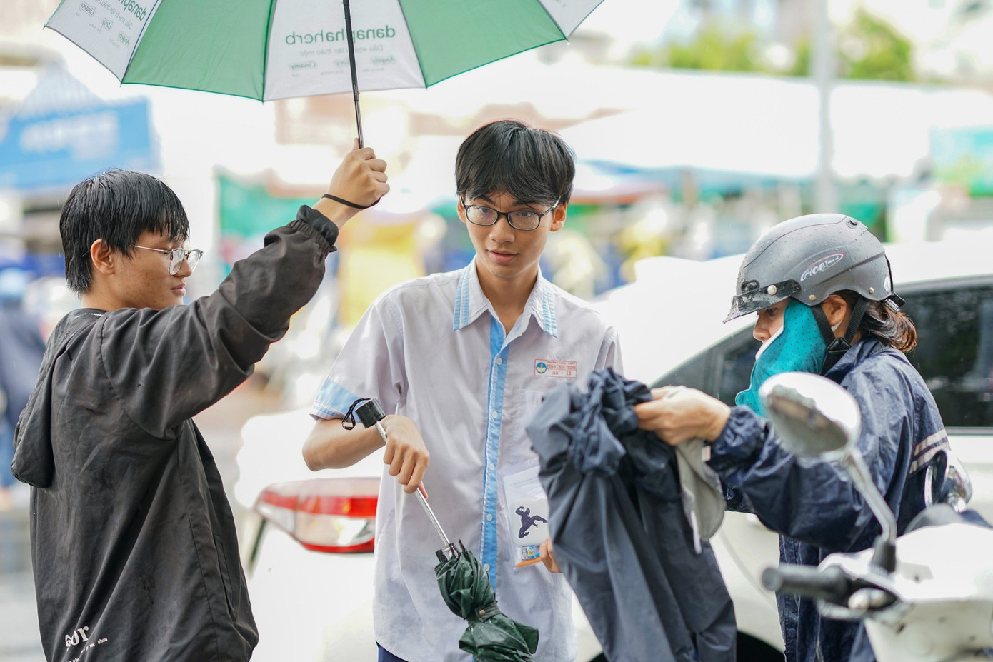 Theo một số thí sinh chia sẻ, bản thân cảm thấy rất an tâm khi được sự hỗ trợ của các chiến sĩ đội hình 'Tiếp sức mùa thi' năm nay.