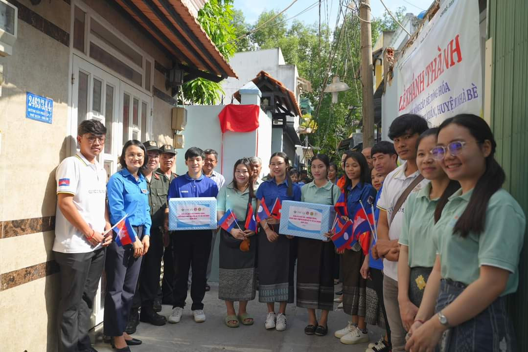 Chị Trần Thu Hà - Phó Bí thư Thành Đoàn, Chủ tịch Hội Sinh viên TP. HCM (thứ hai, từ trái sang) thăm và tặng quà sinh viên tình nguyện đang thực hiện phần việc tại địa bàn huyện Nhà Bè, TP. HCM. (Ảnh: TLTĐ)