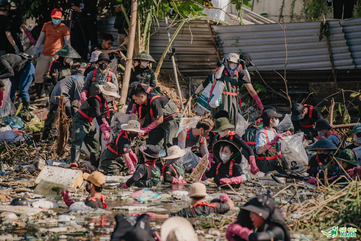 Nụ cười nở trên môi những bạn trẻ có nghĩa cử cao đẹp.