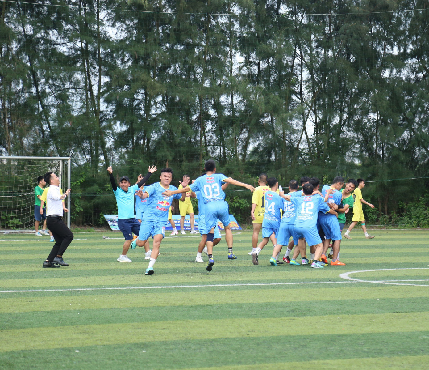 Một trận đấu trong giải “Bóng đá Thanh niên Công nhân - Cup Red Bull".