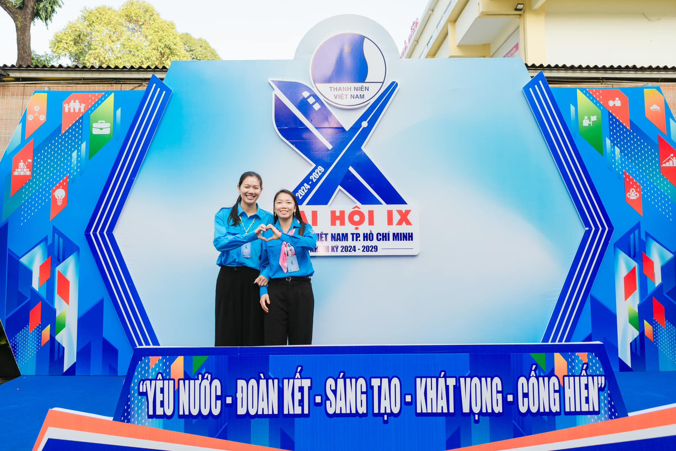 Huỳnh Như (phải) cùng với Ánh Viên tham dự Đại hội Đại biểu Hội LHTN TP. HCM lần thứ IX.
