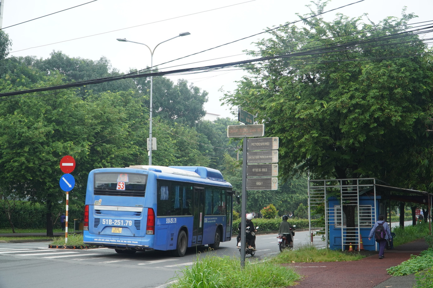 Con đường này dẫn vào khu vực hồ đá Làng Đại học Thủ Đức (ngay cạnh trường ĐH Quốc tế, ĐHQG TP. HCM). Đầu đường có một chốt dân phòng.