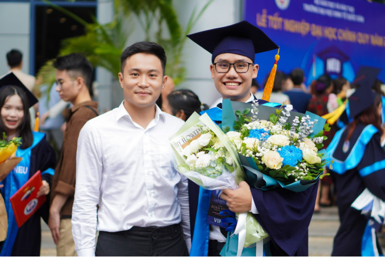 Thầy Trần Việt An (áo trắng) không khuyến khích người trẻ học theo phương pháp này. (Ảnh: NVCC)