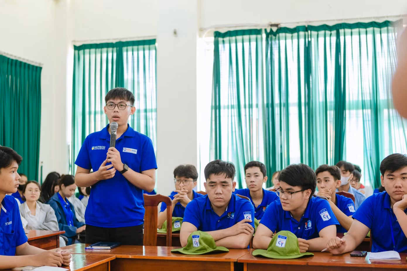 Sinh viên hiến kế xây dựng văn hóa giao thông. (Ảnh: TLTĐ) Sinh viên hiến kế xây dựng văn hóa giao thông. (Ảnh: TLTĐ)