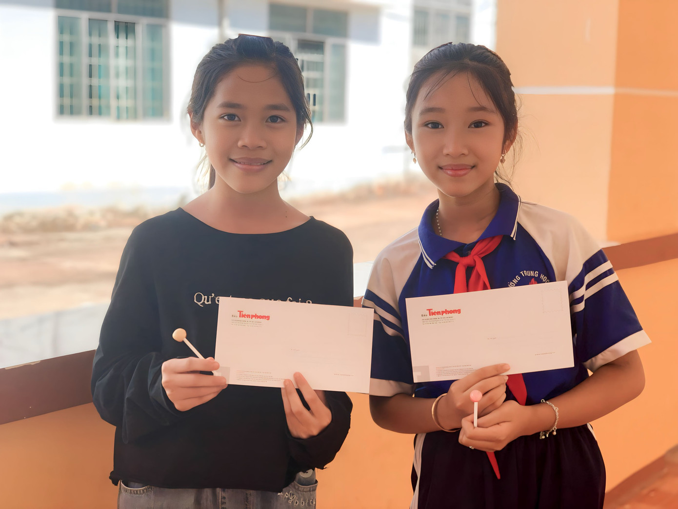 Thúy Vy (bên phải) và Ngọc Nhi phấn khởi khi nhận được học bổng từ chương trình trao tặng.