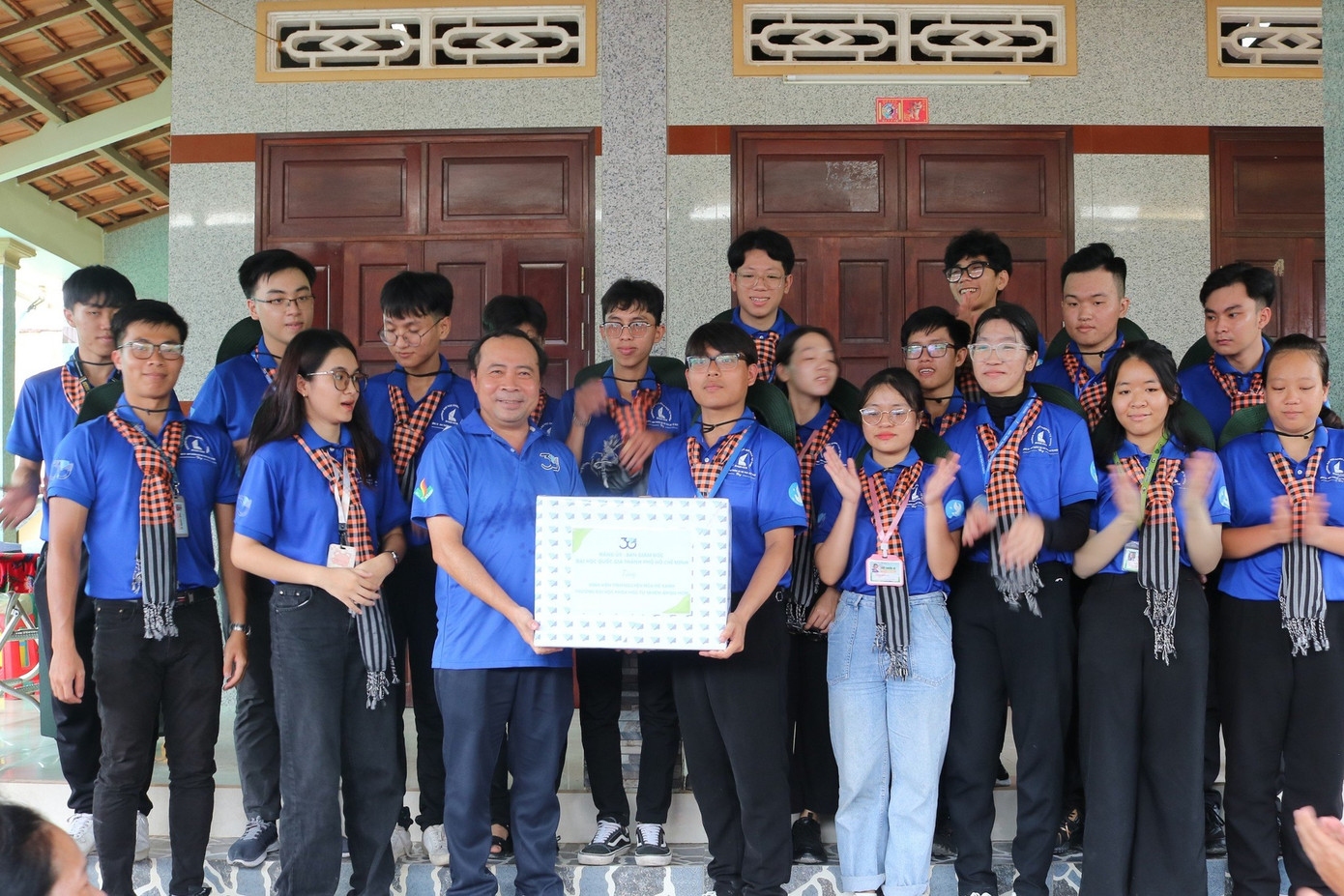 Đoàn công tác tặng quà sinh viên tình nguyện tại mặt trận tỉnh Bến Tre. (Ảnh: ĐHQG TP. HCM) Đoàn công tác tặng quà sinh viên tình nguyện tại mặt trận tỉnh Bến Tre. (Ảnh: ĐHQG TP. HCM)