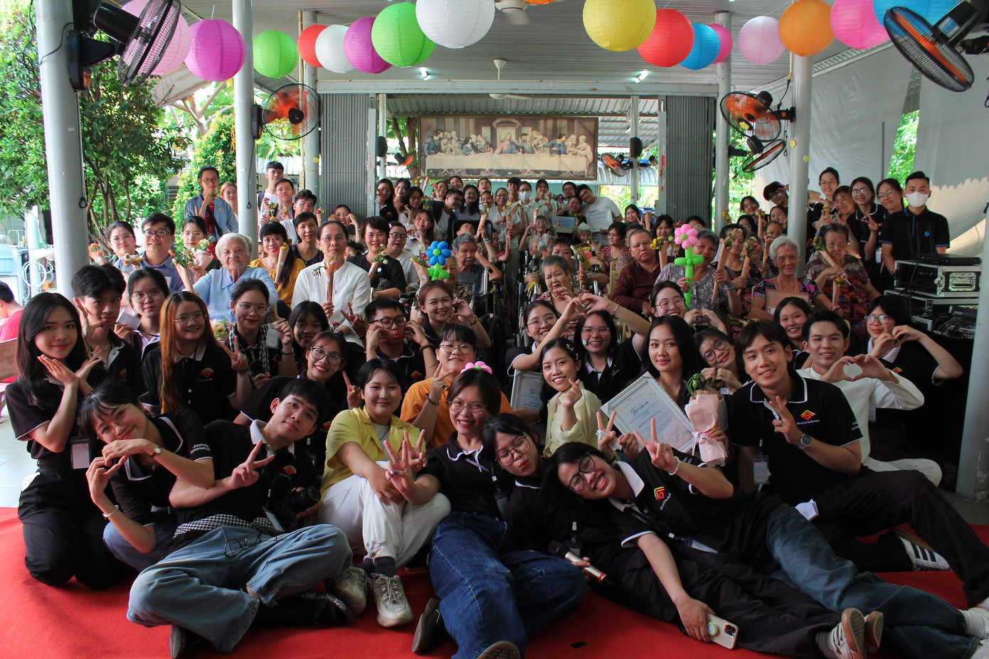 'Vùng nắng bạc' đã kết nối mọi người thành một gia đình.