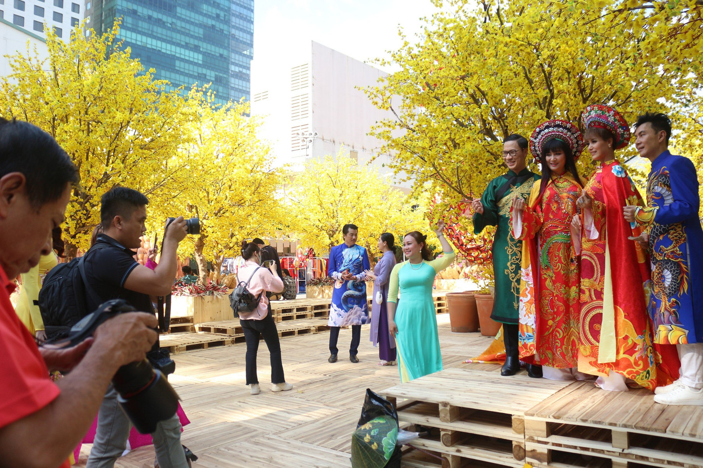 Từ buổi chiều, các nghệ sĩ tập trung về khuôn viên chính (sân A4, Nhà văn hóa Thanh niên TP. HCM) để chụp hình.