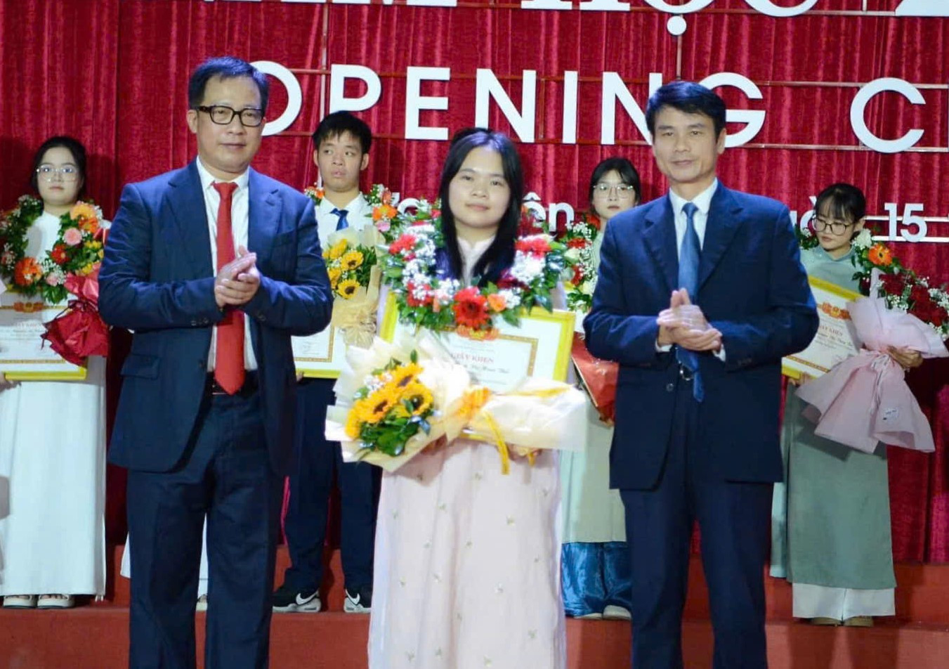 Hoài Thu hạnh phúc trong ngày nhận khen thưởng thủ khoa tại trường. Hoài Thu hạnh phúc trong ngày nhận khen thưởng thủ khoa tại trường.