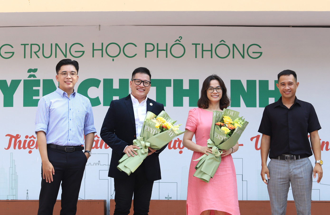 Ban Tổ chức chương trình tặng hoa cho hai diễn giả tham gia chương trình sáng 8/4. (Ảnh: Ngô Tùng)