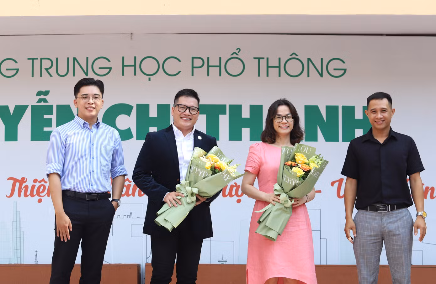 Ban Tổ chức chương trình tặng hoa cho hai diễn giả tham gia chương trình sáng 8/4. (Ảnh: Ngô Tùng)
