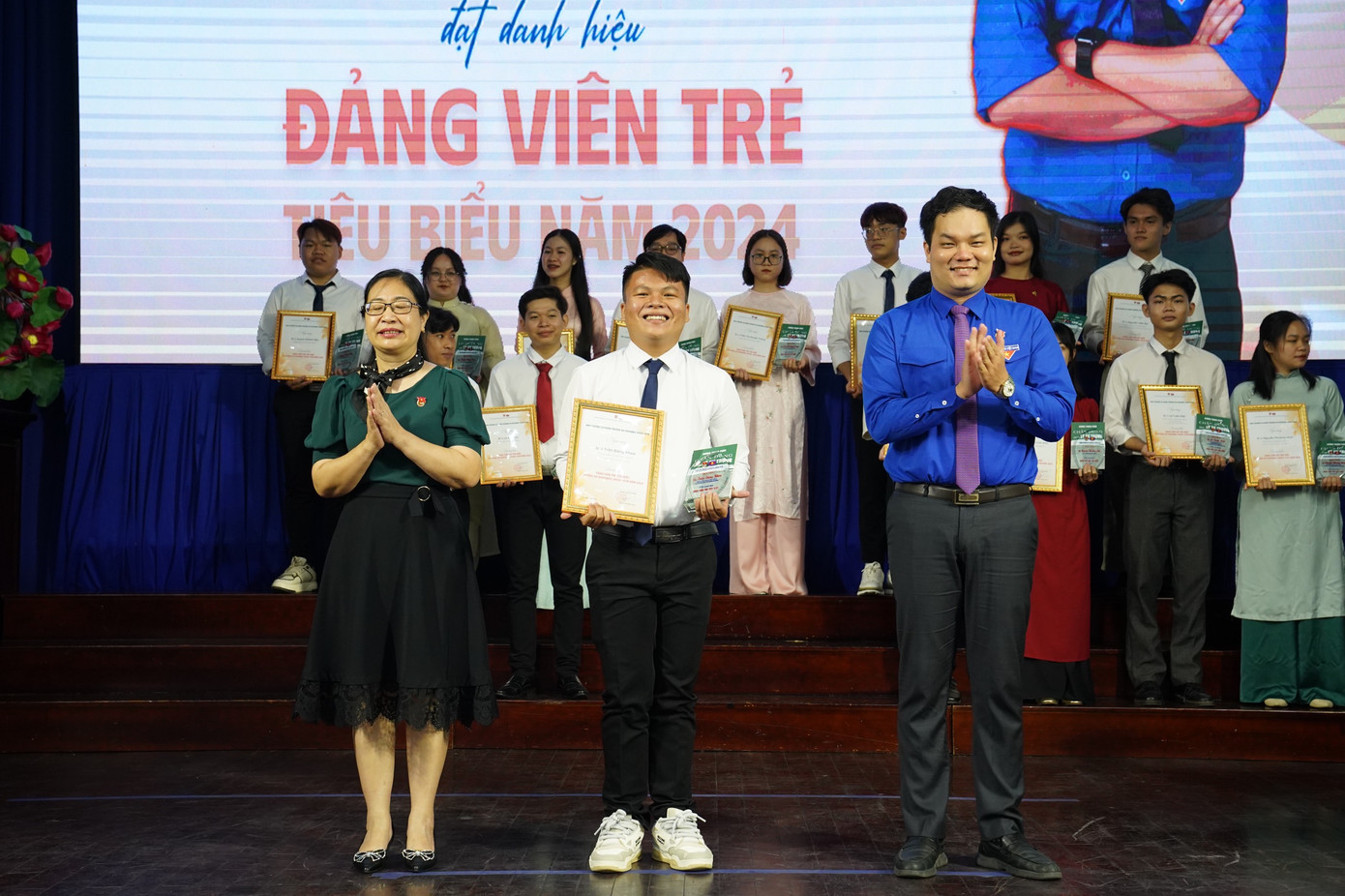 Khoa nỗ lực lan tỏa những giá trị yêu thương, tích cực vì cộng đồng nên đã nhận được nhiều bằng khen, giấy khen.