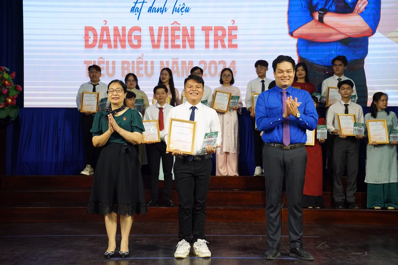 Khoa nỗ lực lan tỏa những giá trị yêu thương, tích cực vì cộng đồng nên đã nhận được nhiều bằng khen, giấy khen.