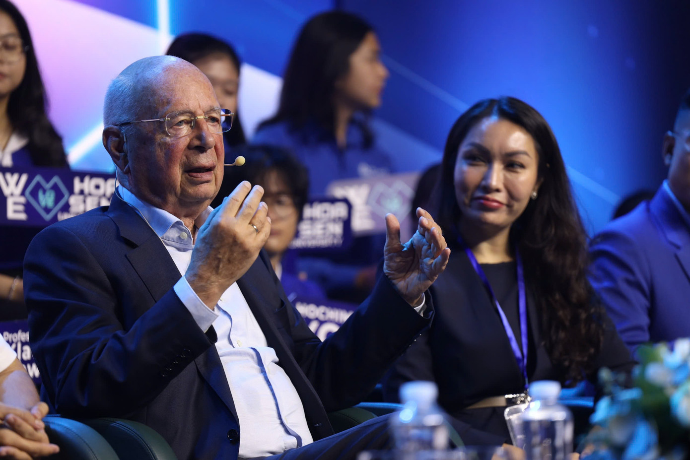 GS Klaus Schwab trò chuyện với trí thức trẻ và sinh viên các trường đại học TP. HCM tại diễn đàn. (Ảnh: WEF) GS Klaus Schwab trò chuyện với trí thức trẻ và sinh viên các trường đại học TP. HCM tại diễn đàn. (Ảnh: WEF)