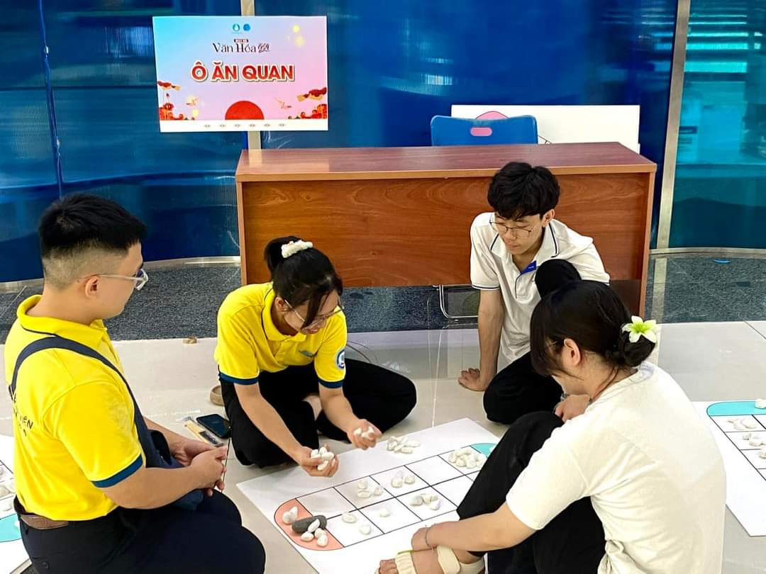 Các bạn trẻ chơi trò chơi ô ăn quan.