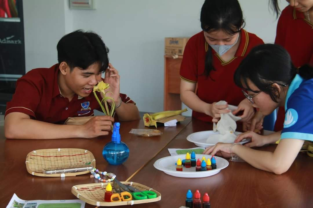 Các bạn trẻ thử sức làm bánh dân gian.