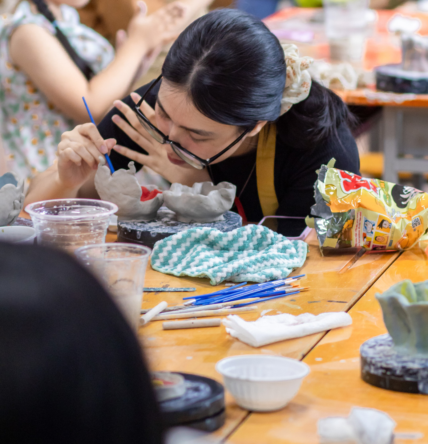 Những bạn trẻ thích thú khi lần đầu được nghe kể và trải nghiệm câu chuyện làm gốm một cách đầy đủ và cụ thể.