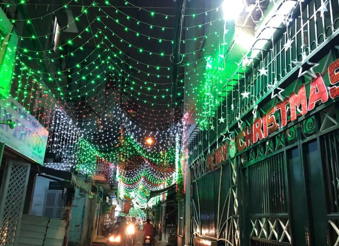 Hẻm nhỏ quận Tân Bình cũng không kém cạnh các nơi khác khi tích cực trang trí Giáng sinh từ sớm.
