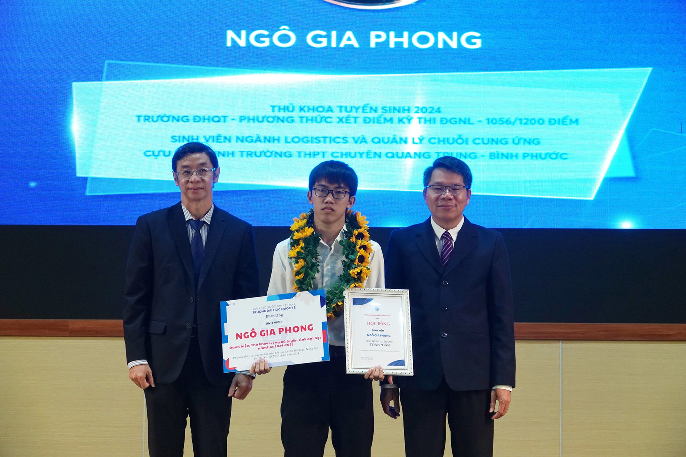 Ngô Gia Phong được tuyên dương và nhận học bổng tại Lễ khai giảng.