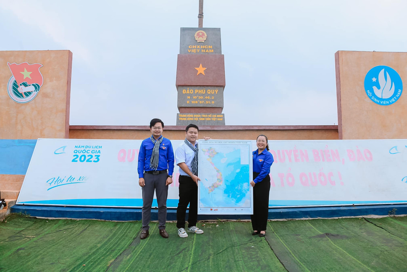 Trong buổi Lễ chào cờ, Đại diện Chi đoàn Trường học Thành Đoàn TP. HCM đã trao tặng một bản đồ tại cột mốc ý nghĩa cho Huyện Đoàn Phú Quý. Thiết thực hưởng ứng cuộc vận động “Tự hào một dải non sông” mang bản đồ chủ quyền đến đảo xa. (Ảnh: TLTĐ)