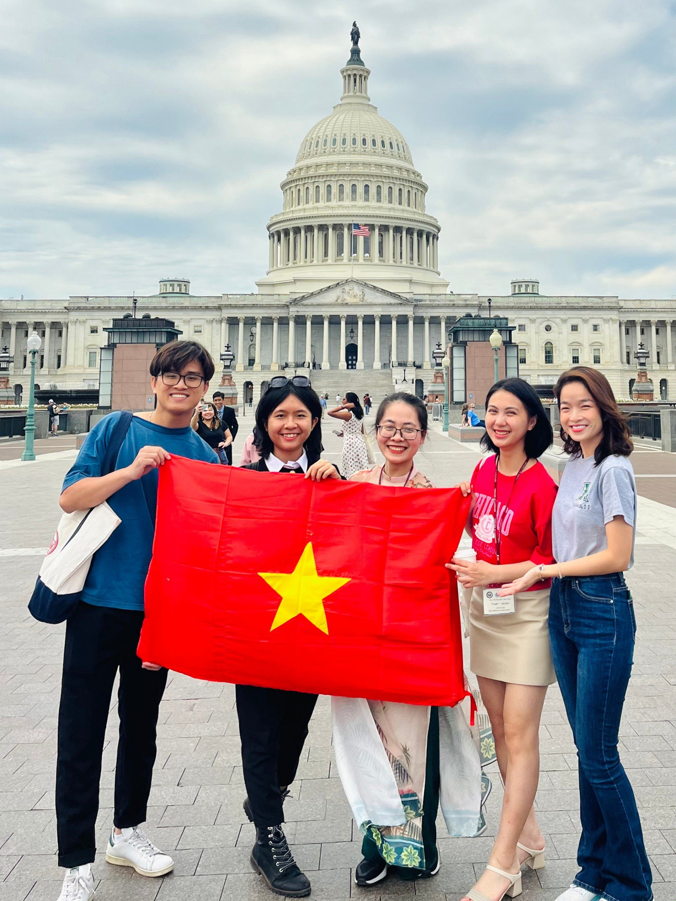 Khánh Linh (thứ hai, từ phải sang) tại Mỹ.