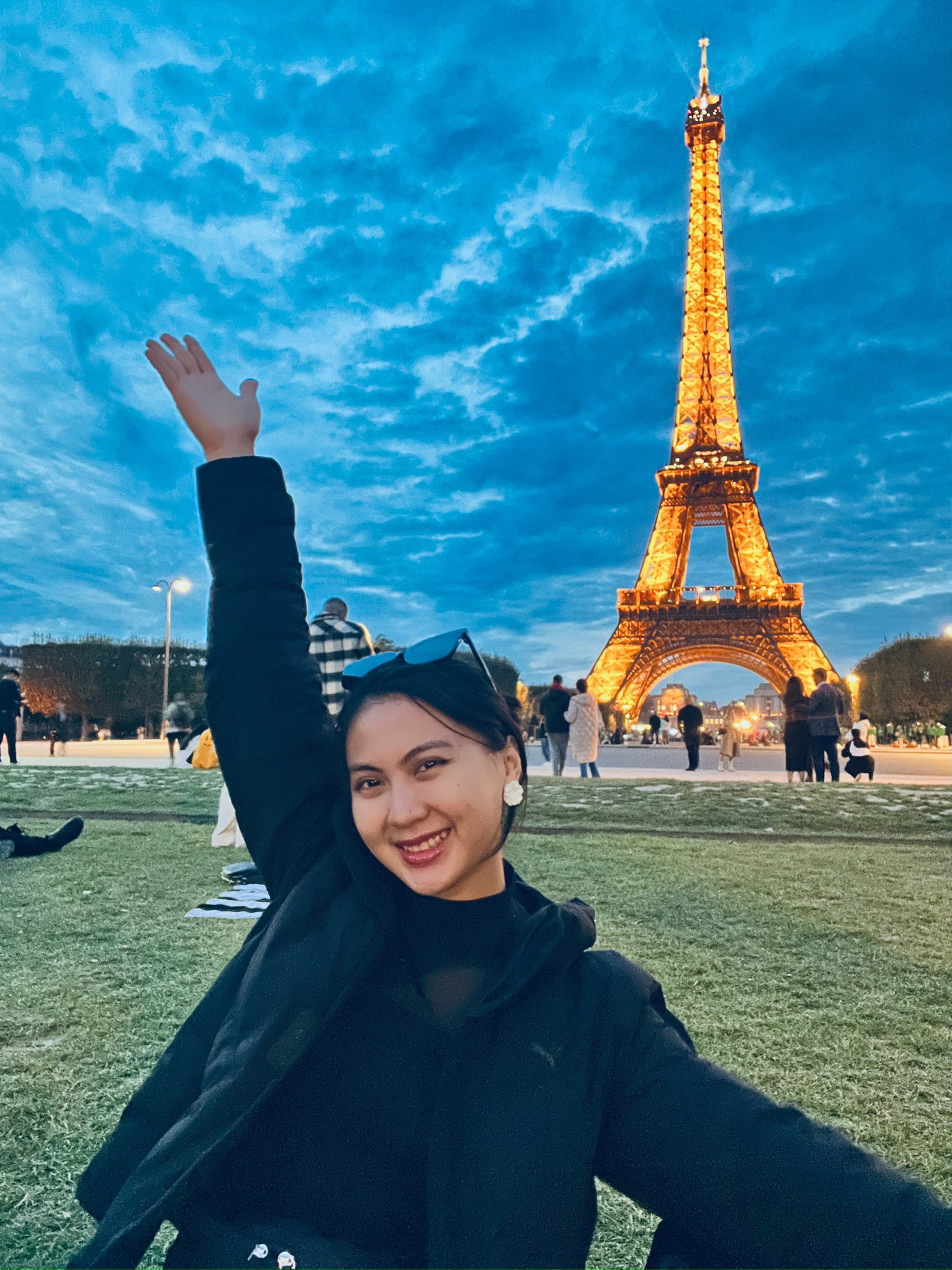 “Dù theo đuổi bất cứ ngành nghề nào thì mình nghĩ, sự chuẩn bị kỹ lưỡng là vô cùng quan trọng. Bên cạnh đó, cũng cần hiểu rõ bản thân. Dám khác biệt, dám thực hiện", Khánh Linh chia sẻ.