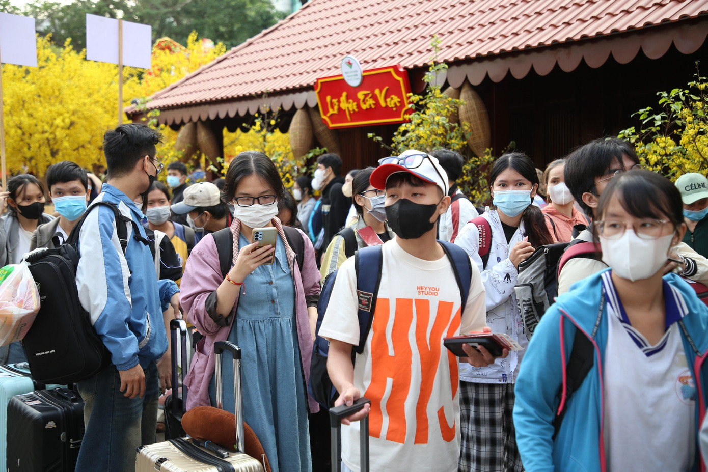 Các bạn sinh viên chuẩn bị lên chuyến xe ấm áp nghĩa tình về quê sum họp đón Tết cùng gia đình.