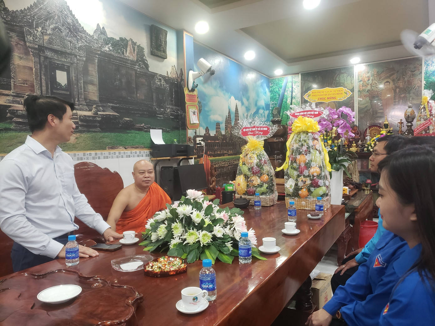 Anh Nguyễn Ngọc Lương (ngoài cùng bên trái) cùng đoàn công tác đang trò chuyện với Đại đức Tăng Ngọc An (trụ trì chùa Pothiwong).