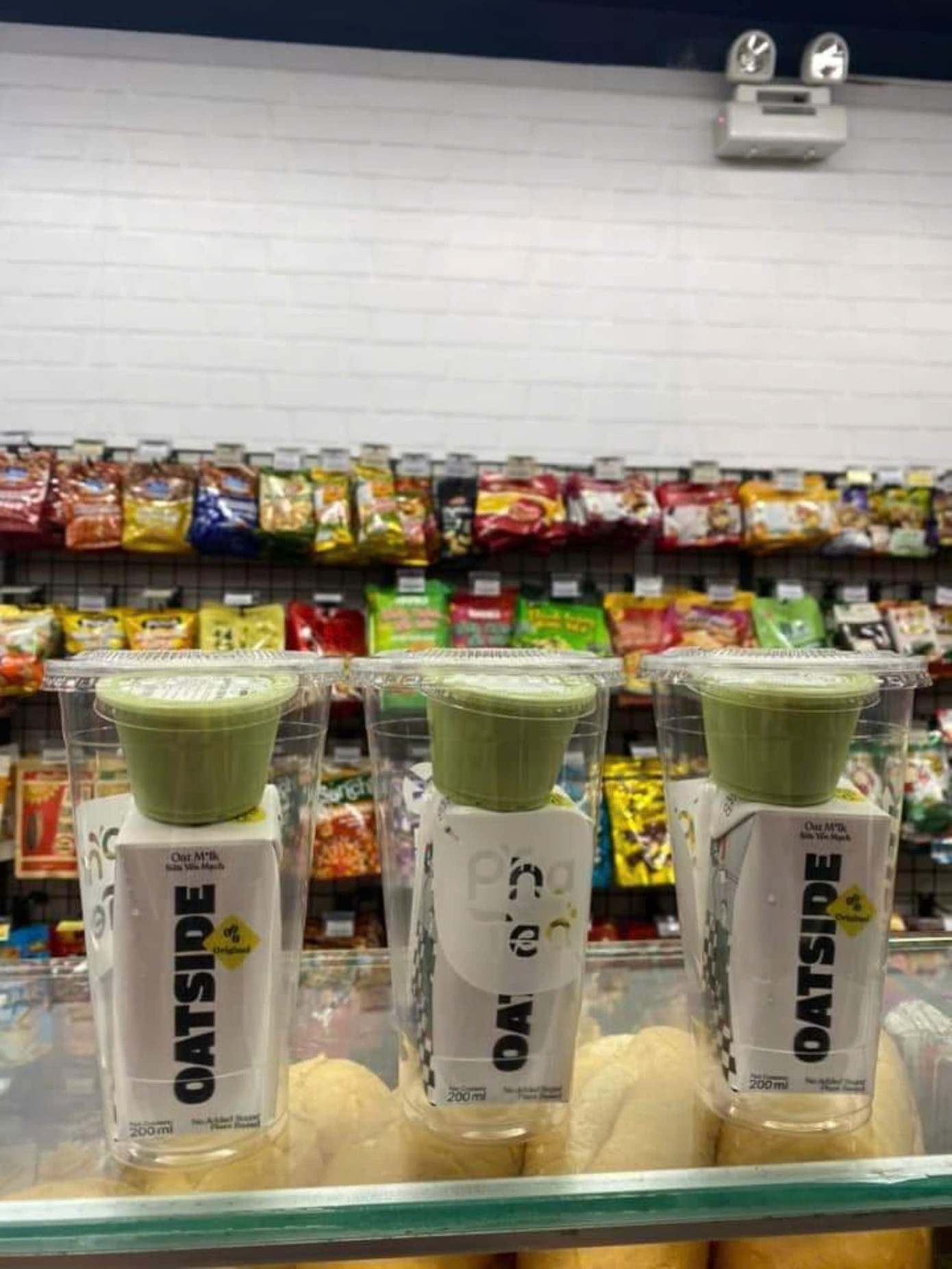 Nhiều cửa hàng tiện lợi cùng “bắt trend” với món sữa Oatside kem matcha. Nhiều cửa hàng tiện lợi cùng “bắt trend” với món sữa Oatside kem matcha.