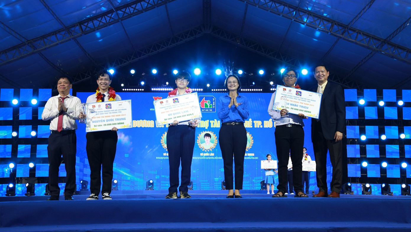 Quốc Lâm (thứ ba, từ trái sang) và Khắc Triệu (thứ hai, từ phải sang) tại Lễ tôn vinh, tối ngày 23/3. Quốc Lâm (thứ ba, từ trái sang) và Khắc Triệu (thứ hai, từ phải sang) tại Lễ tôn vinh, tối ngày 23/3.