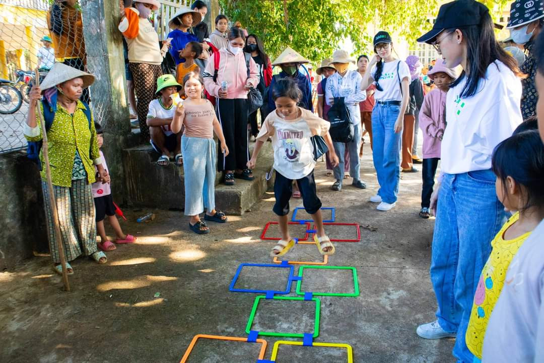 Ngày hội thiếu nhi gắn với nhiều trò chơi dân gian như bịt mắt đập heo đất, kéo co, nhảy lò cò, cắt tóc miễn phí… nhằm tạo cho các em nhỏ bầu không khí gắn liền với mùa Hè vui vẻ. Ngày hội thiếu nhi gắn với nhiều trò chơi dân gian như bịt mắt đập heo đất, kéo co, nhảy lò cò, cắt tóc miễn phí… nhằm tạo cho các em nhỏ bầu không khí gắn liền với mùa Hè vui vẻ.