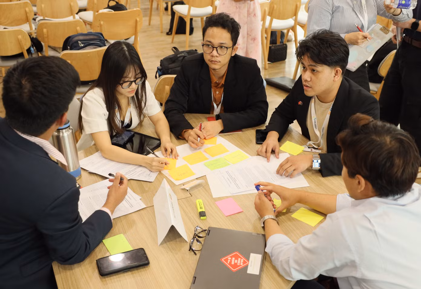 Các đại biểu trẻ tham gia thảo luận nhóm để đưa ra chính sách cho chủ đề được giao.