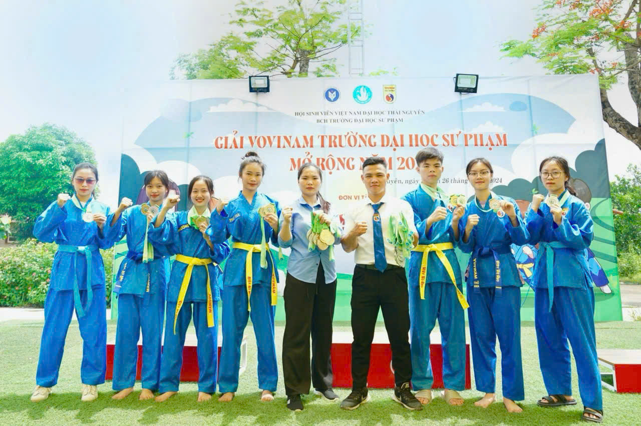 Ngọc Thảo (thứ hai, từ trái qua) tại Giải Vovinam trường ĐH Sư phạm mở rộng.