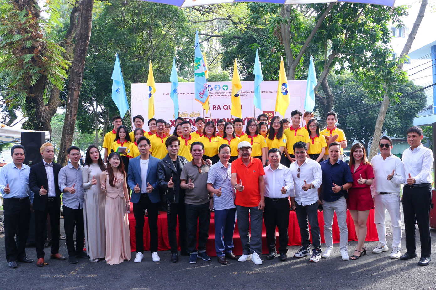 Ban chỉ huy chiến dịch 'Xuân tình nguyện' 2024 cùng khách mời chụp ảnh lưu niệm trước khi buổi lễ kết thúc. Ban chỉ huy chiến dịch 'Xuân tình nguyện' 2024 cùng khách mời chụp ảnh lưu niệm trước khi buổi lễ kết thúc.