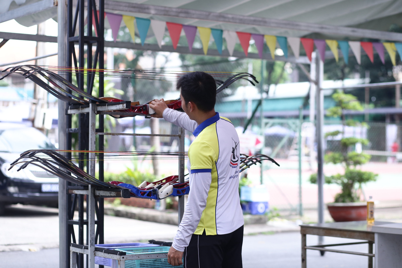 Cung dùng trong bộ môn này có 2 loại, 2 kích cỡ khác nhau, một size dành cho những người từ 1m65 trở xuống và một size cho người 1m65 trở lên, có phân biệt nam, nữ. Người chơi nữ sẽ kéo loại cung nhẹ hơn, nam sẽ kéo cung nặng hơn.