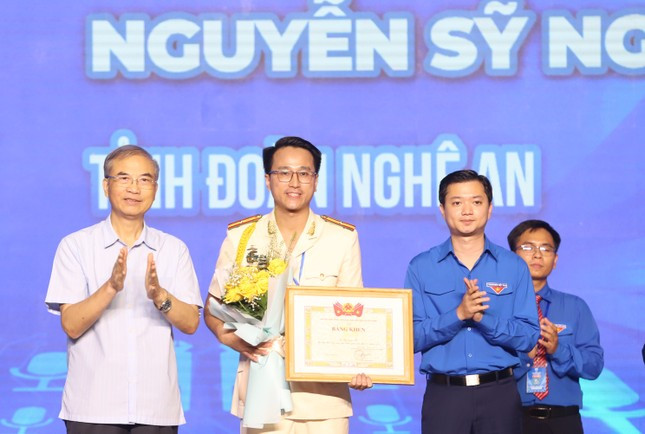 Thiếu tá Nguyễn Sỹ Nguyên nhận phần thưởng giải Nhì từ Bí thư T.Ư Đoàn Nguyễn Minh Triết (bên phải) và TS Bùi Thế Đức. (Ảnh: Ngô Tùng)