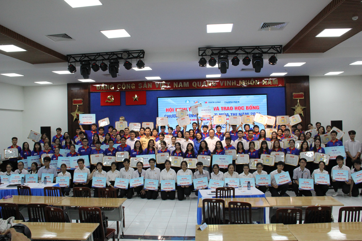 Sinh viên tình nguyện tham gia chương trình 'Tiếp sức mùa thi' 2024 cùng chụp ảnh kỉ niệm. Sinh viên tình nguyện tham gia chương trình 'Tiếp sức mùa thi' 2024 cùng chụp ảnh kỉ niệm.