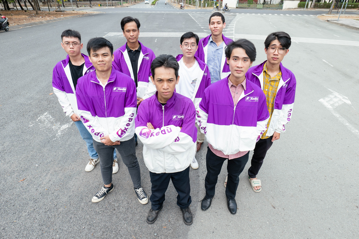 Huỳnh Quang Lộc (ngoài cùng, bên trái, hàng đầu) cùng đội ngũ thành lập &apos;Xe dù&apos;.