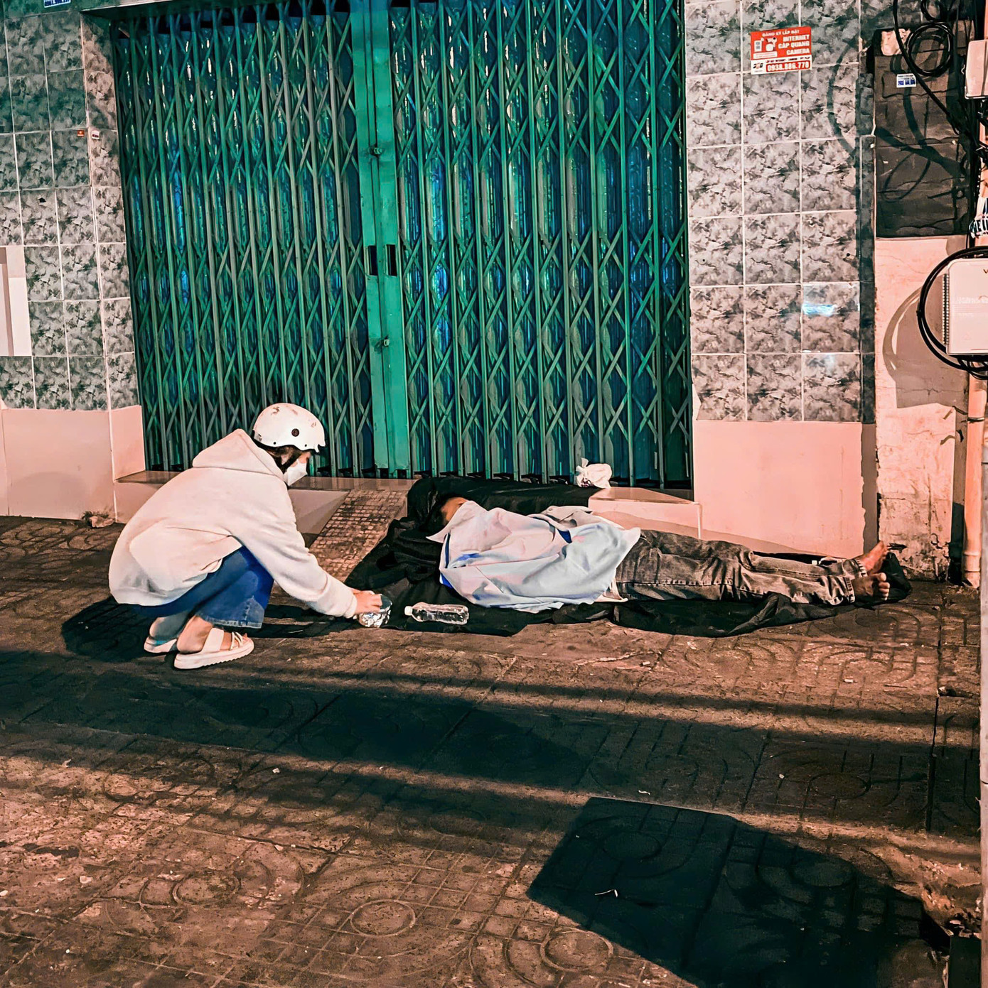 Những phần cháo được các tình nguyện viên gửi tặng tới những hoàn cảnh còn nhiều khó khăn trong xã hội. Những phần cháo được các tình nguyện viên gửi tặng tới những hoàn cảnh còn nhiều khó khăn trong xã hội.