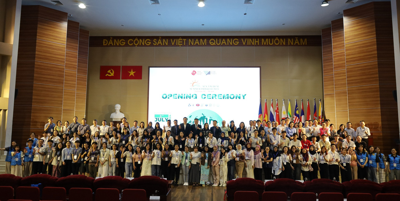 70 đại biểu sinh viên (các nước ASEAN) cùng chụp hình lưu niệm với Ban Tổ chức. (Ảnh: ĐHQG TP. HCM) 70 đại biểu sinh viên (các nước ASEAN) cùng chụp hình lưu niệm với Ban Tổ chức. (Ảnh: ĐHQG TP. HCM)