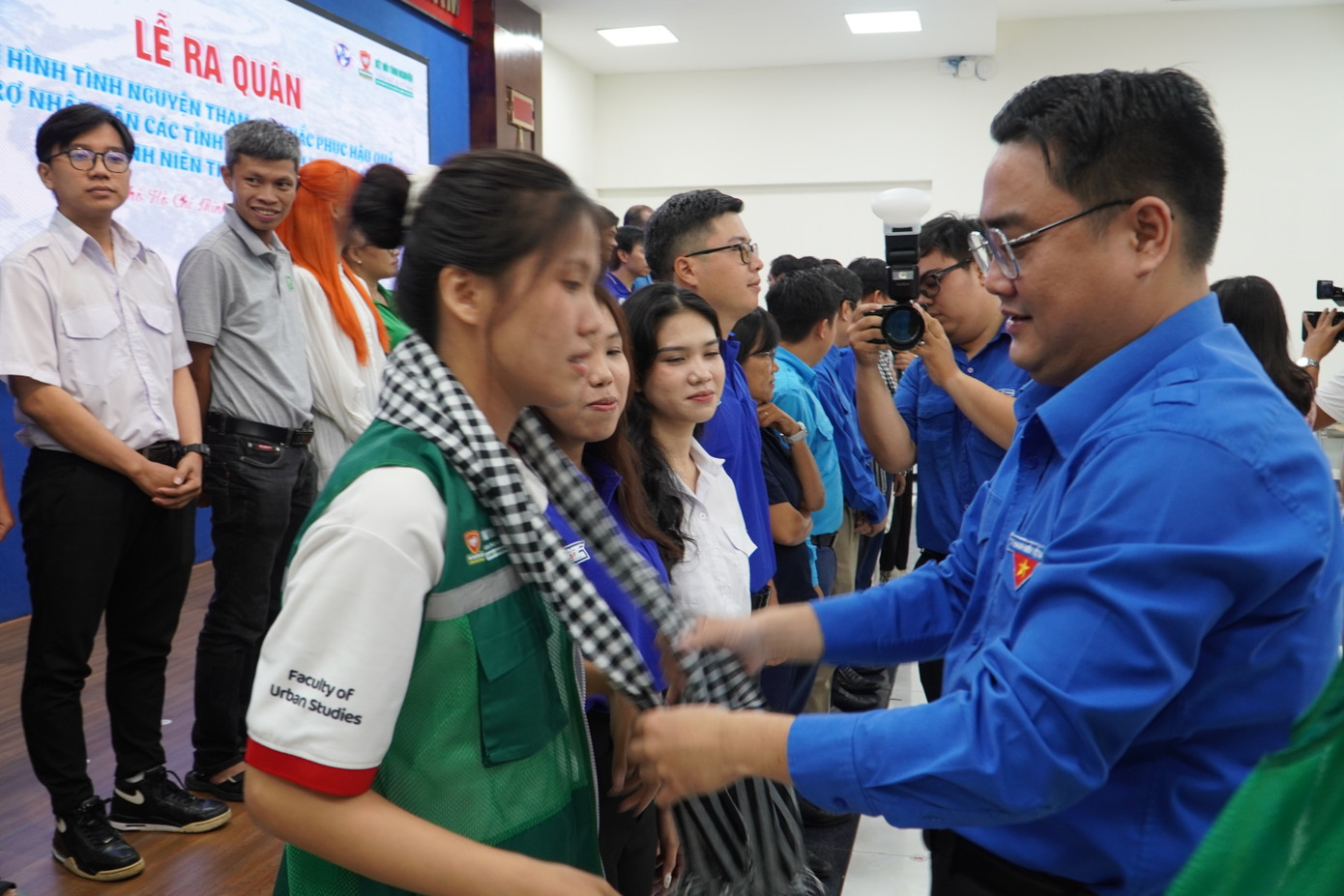 Anh Ngô Minh Hải - Bí thư Thành Đoàn TP. HCM động viên các tình nguyện viên trước giờ lên đường. Anh Ngô Minh Hải - Bí thư Thành Đoàn TP. HCM động viên các tình nguyện viên trước giờ lên đường.