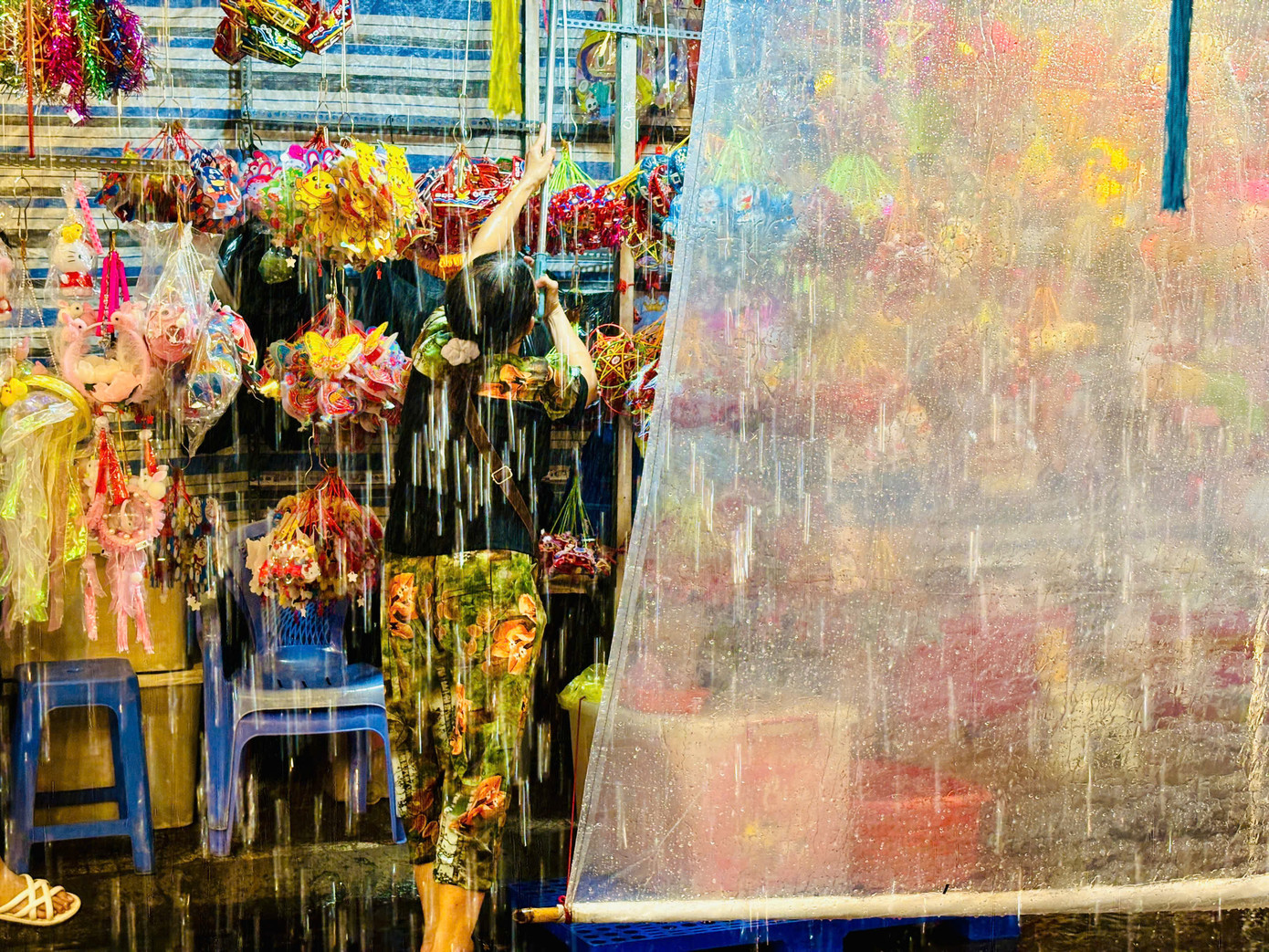 Ngày mưa, Phố đèn lồng TP. HCM ít khách đến. Ngày mưa, Phố đèn lồng TP. HCM ít khách đến.