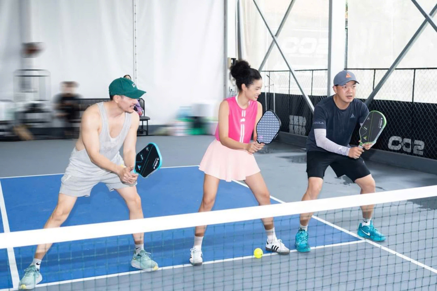 Pickleball thể hiện rõ tinh thần của sự gắn kết, khi người chơi được tự do ghép cặp và lựa chọn nhóm chơi cho mình. Pickleball thể hiện rõ tinh thần của sự gắn kết, khi người chơi được tự do ghép cặp và lựa chọn nhóm chơi cho mình.