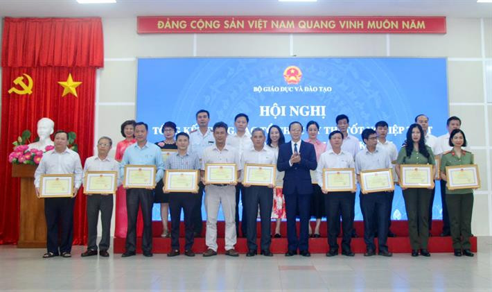 Nhân dịp này, 48 tập thể, 128 cá nhân đã được nhận Bằng khen của Bộ trưởng Bộ GD - ĐT vì có thành tích xuất sắc trong công tác tổ chức tổ chức Kỳ thi tốt nghiệp THPT giai đoạn 2020 - 2024. Nhân dịp này, 48 tập thể, 128 cá nhân đã được nhận Bằng khen của Bộ trưởng Bộ GD - ĐT vì có thành tích xuất sắc trong công tác tổ chức tổ chức Kỳ thi tốt nghiệp THPT giai đoạn 2020 - 2024.