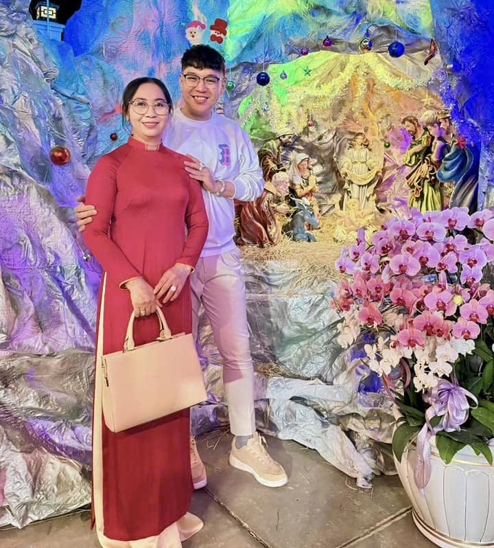 Thanh Tuấn lựa chọn trải qua một ngày Noel ý nghĩa cùng mẹ mình.