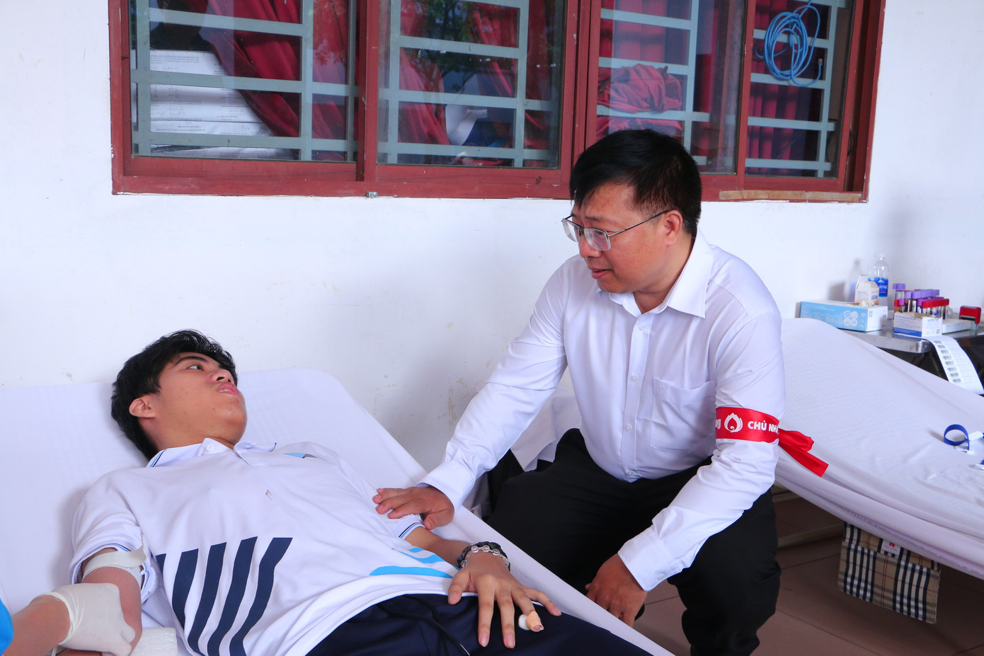 Thầy Lê Minh Phương thăm hỏi sức khỏe các bạn sinh viên trong quá trình hiến máu. Thầy Lê Minh Phương thăm hỏi sức khỏe các bạn sinh viên trong quá trình hiến máu.