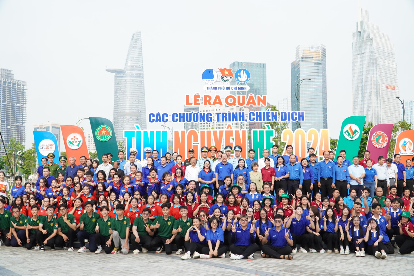 Các bạn sinh viên tình nguyện cùng chụp hình lưu niệm tại Lễ ra quân. Các bạn sinh viên tình nguyện cùng chụp hình lưu niệm tại Lễ ra quân.