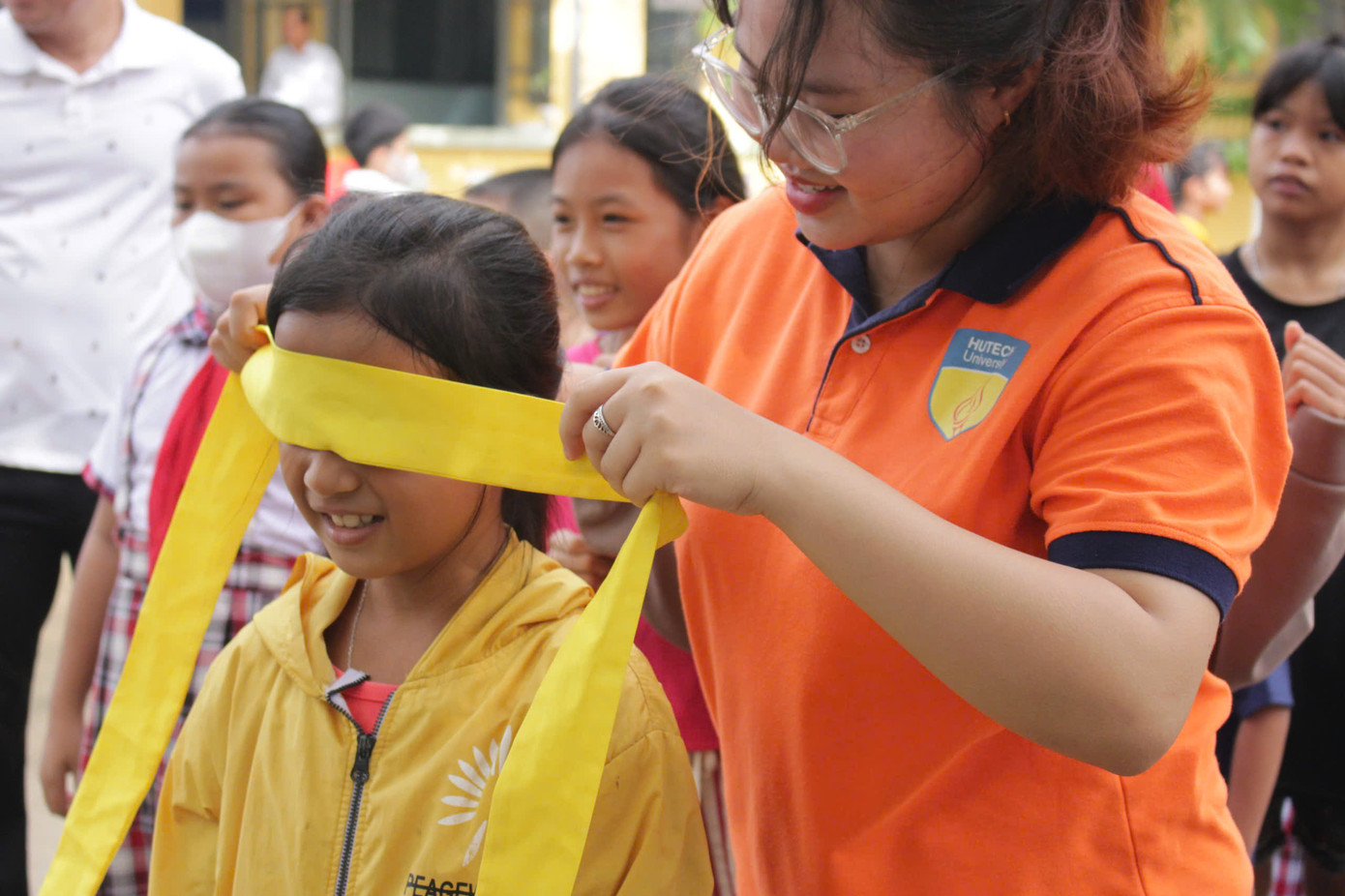 Nhiều bạn trẻ của CLB Tình nguyện AKIKO nỗ lực mang lại yêu thương và niềm vui cho cộng đồng.